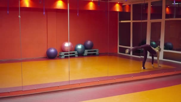女人做技巧舞蹈工作室 — 图库视频影像