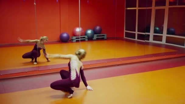 젊은 여자 춤 스튜디오에서 바닥에 파도 만드는 — 비디오