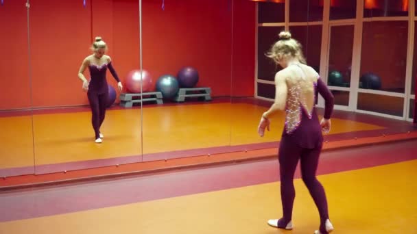 Ginnasta che si gira nello studio di danza — Video Stock