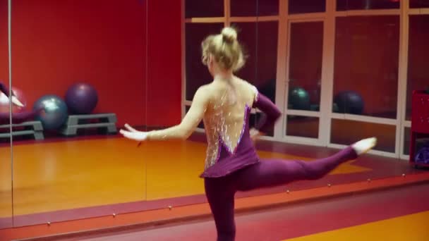 Unga gymnasten kvinna att vrida runt i Dans studio — Stockvideo