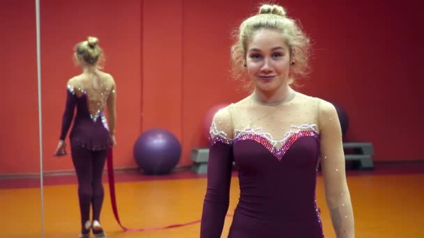 Портрет красивой гимнастки, улыбающейся в камеру замедленной съемки — стоковое видео