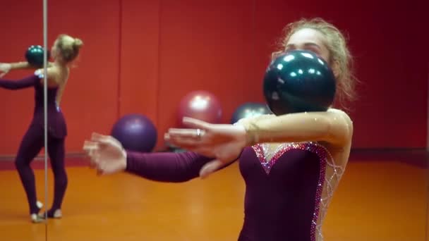 Jeune gymnaste femme jouant avec la balle à la caméra au ralenti — Video