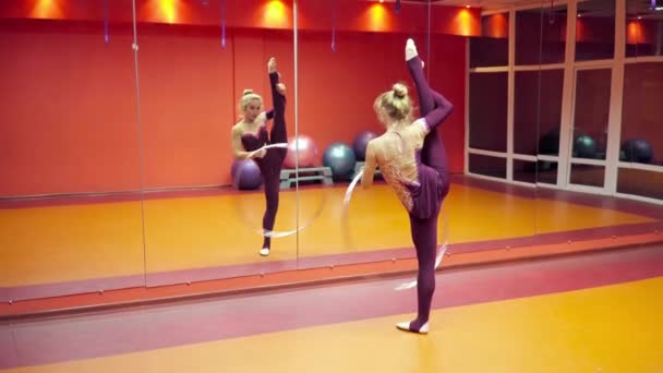 Mulher ginasta bonita dançando no traje espumante — Vídeo de Stock
