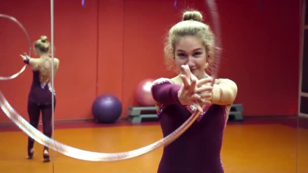 Unga gymnasten kvinna leker med hoola hoop och ser att kameran slow motion — Stockvideo