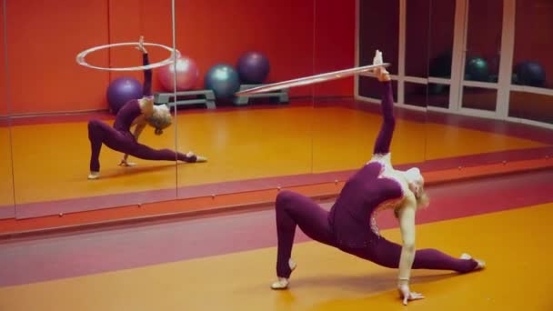 Belle gymnaste femme dansant dans le costume étincelant dans le studio de danse — Video