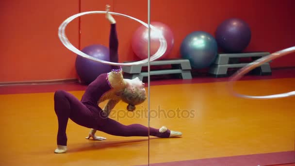 Belle gymnaste femme dansant dans le costume étincelant gros plan — Video