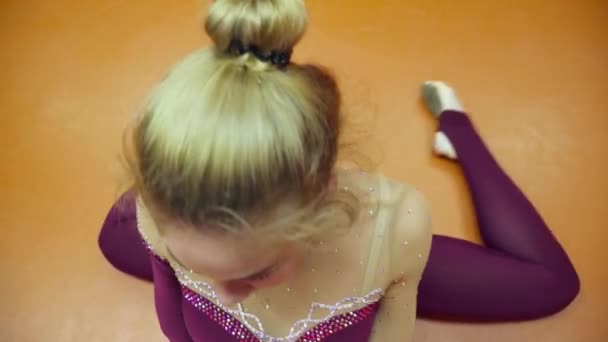 Joven gimnasta mujer warmup en el primer plano del piso — Vídeos de Stock