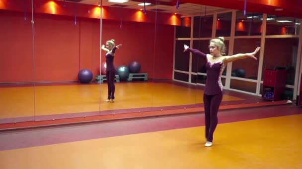Tineri gimnast femeie dans în the dans clasă slow motion — Videoclip de stoc