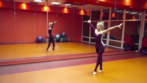 Fiatal tornász nő tánc a tánc osztály egy gyönyörű ruha-lassú mozgás — Stock videók