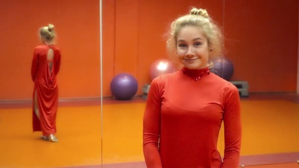 Mladá gymnastka při pohledu na fotoaparát a usmívá se zpomaleně — Stock video