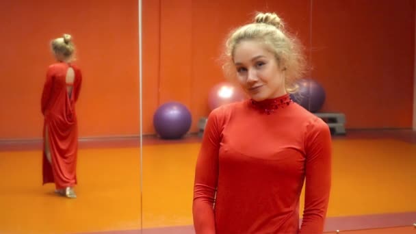 Unga vackra gymnasten ser kameran och leende slowmotion — Stockvideo