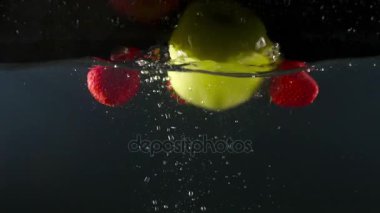 Taze elma ve siyah backgrond ağır çekim üzerinde düşen suya çilek closeup
