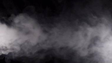 Beyaz siyah arka plan ağır çekim üzerinde duman