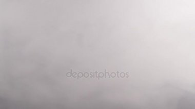 Siyah arka planda doldurma güçlü beyaz duman