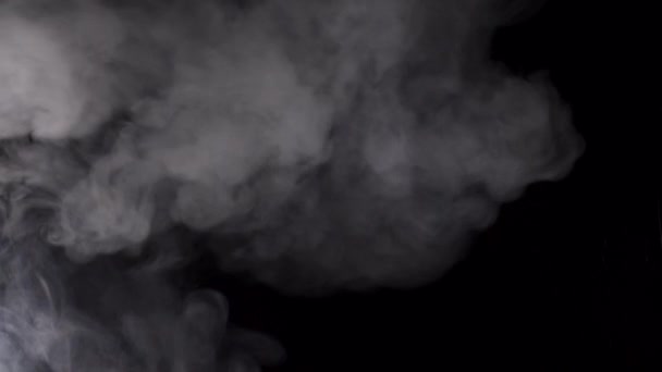 Λευκός καπνός στο μαύρο φόντο — Αρχείο Βίντεο