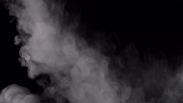 Κινηματογράφηση σε πρώτο πλάνο από λευκό καπνό επάνω σε μαύρο υπόβαθρο — Αρχείο Βίντεο