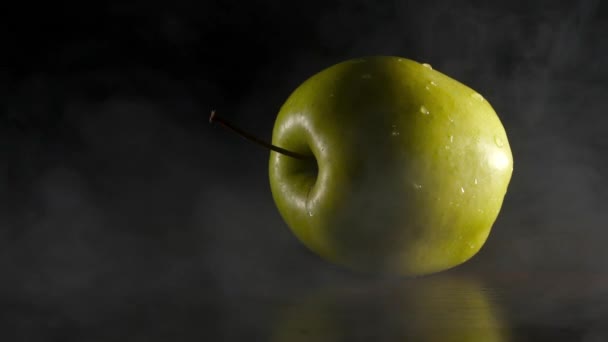 Pomme fraîche bio savoureuse en fumée sur fond noir au ralenti — Video