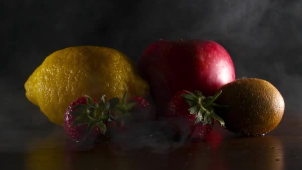 Frutas sabrosas frescas ecológicas en humo sobre el fondo negro — Vídeos de Stock