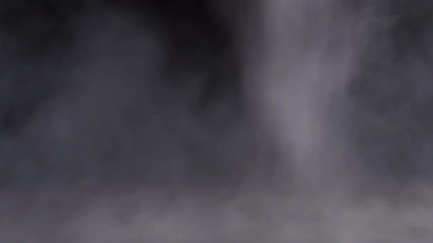 Ağır çekim, beyaz duman siyah arka plan üzerine — Stok video