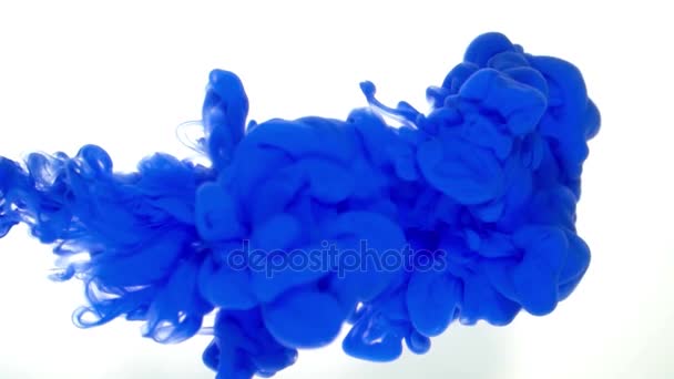 Tinta de color azul vertiendo en el agua textura de fondo abstracto — Vídeo de stock