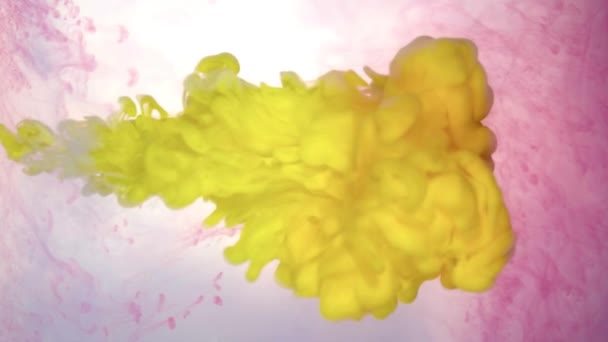 Ömlött a víz absztrakt háttér textúra sárga színű tinta — Stock videók