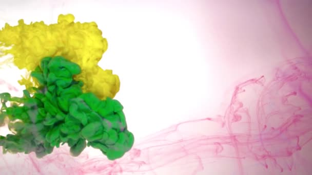 Tinte aus blauer und grüner Farbe gießt in Wasser abstrakte Hintergrundtextur — Stockvideo