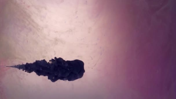 Inkt voor zwarte kleur gieten in gekleurde water abstracte achtergrond textuur — Stockvideo