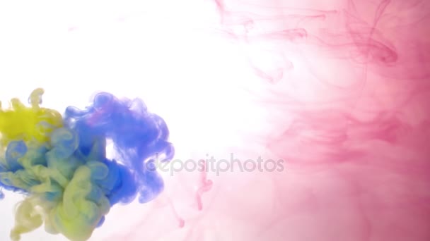 Inkt van blauwe en gele kleur gieten in water abstracte achtergrond textuur — Stockvideo