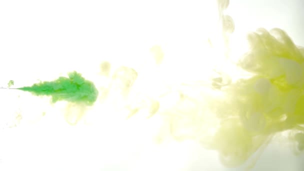 Μελάνι πράσινου χρώματος που ρίχνει στο νερό σε λευκό φόντο υφή — Αρχείο Βίντεο
