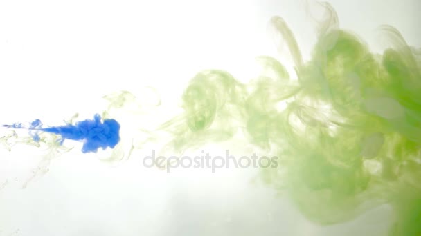 Чернила голубого цвета заливают в воду на белом фоне текстуры — стоковое видео