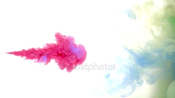 Inkt van roze kleur gieten in water op witte achtergrond textuur — Stockvideo