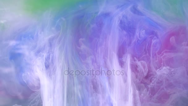 Inchiostro di colore versando in acqua su sfondo bianco texture — Video Stock