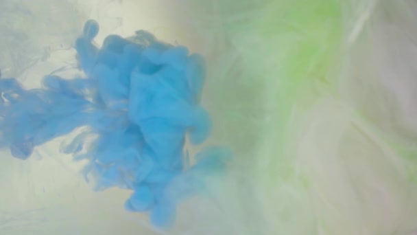 Inkt van de licht blauwe kleur gieten in water op witte achtergrond textuur — Stockvideo