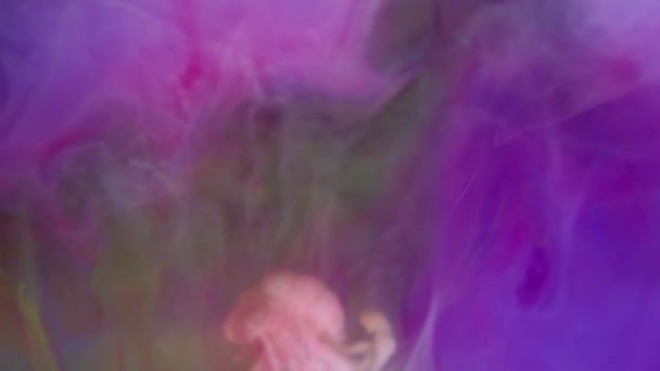 Inkt van felle kleur gieten in water op witte achtergrond textuur slow motion — Stockvideo