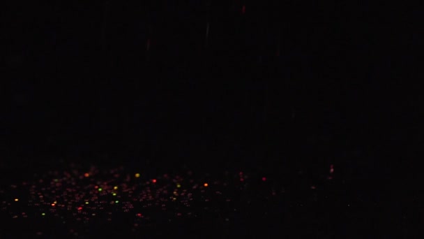 Brilha vermelha caindo sobre o fundo preto, movimento lento abstrato — Vídeo de Stock