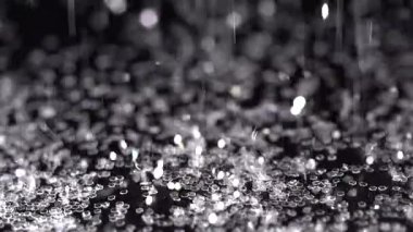 Siyah arka plan üzerine, soyut yavaş düşen beyaz köpüklü glitter