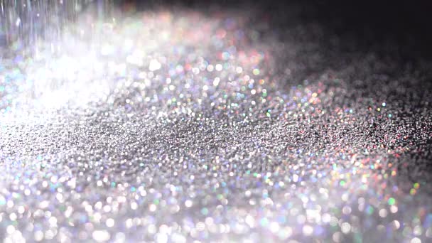 Sprankelende glitter vallen op de zwarte achtergrond, abstract Slowmotion — Stockvideo