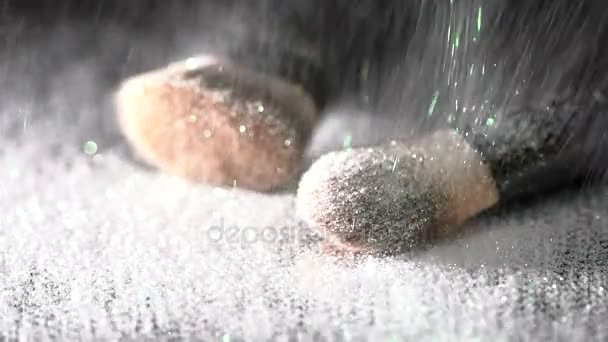Parlak beyaz köpüklü glitter makyaj fırçaları siyah arka plan, soyut yavaş hareket üzerine düşüyor — Stok video