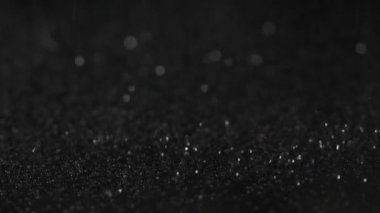 Sparkles siyah arka planda, soyut ağır çekim