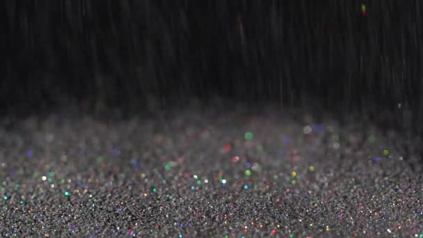 검은 배경, 추상 슬로우 모션에 떨어지는 아름 다운 반짝임 — 비디오