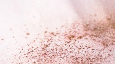 Beyaz arka plan üzerinde soyut yavaş düşen altın ışıltı