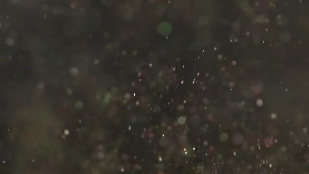 Блестящий красивый сверкающий полет на черном фоне, абстрактное замедленное движение — стоковое видео