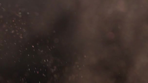 黒の背景、抽象的なスローモーションに落ちる美しいメイク ラメ — ストック動画