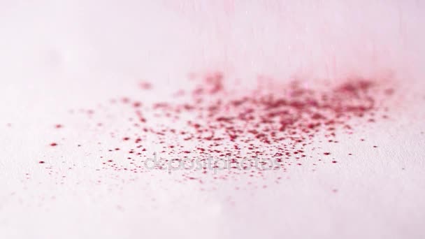 Brilho rosa caindo sobre o fundo branco, movimento lento abstrato — Vídeo de Stock