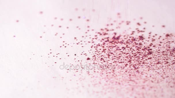 Shimmer chaminic rosa caindo sobre o fundo branco, movimento lento abstrato — Vídeo de Stock