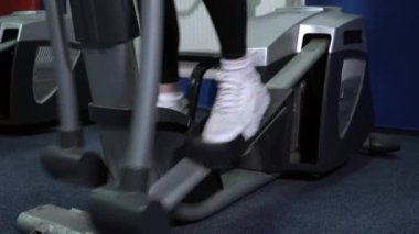 Genç kadın runing eliptik bacakları portre üzerinde