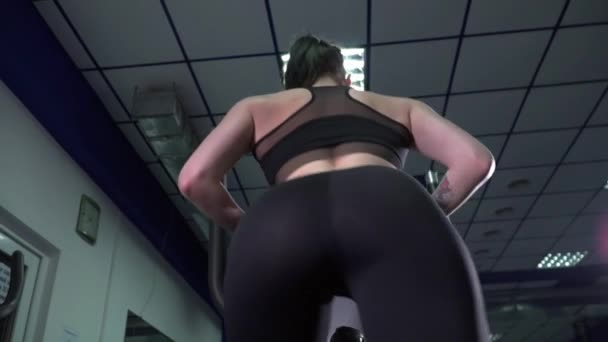 Närbild av vackra kvinnans rumpa träning i gymmet — Stockvideo