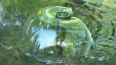 Akan su ile küçük bir çeşme closeup