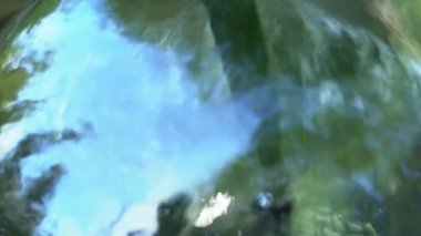 Su yavaş çalışan bir çeşme closeup