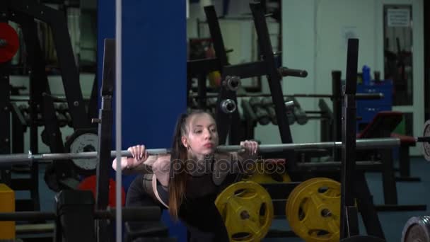 Gyönyörű nő edzés félig zömök az edzőteremben, a tükör előtt — Stock videók